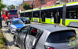 Wypadek w centrum Olsztyna. Kierujący chevroletem uderzył w autobus
